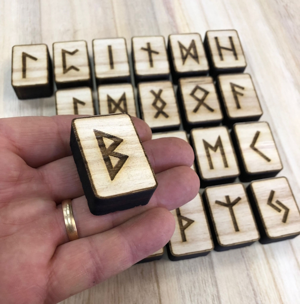 Runas Talladas en Madera de Paulownia